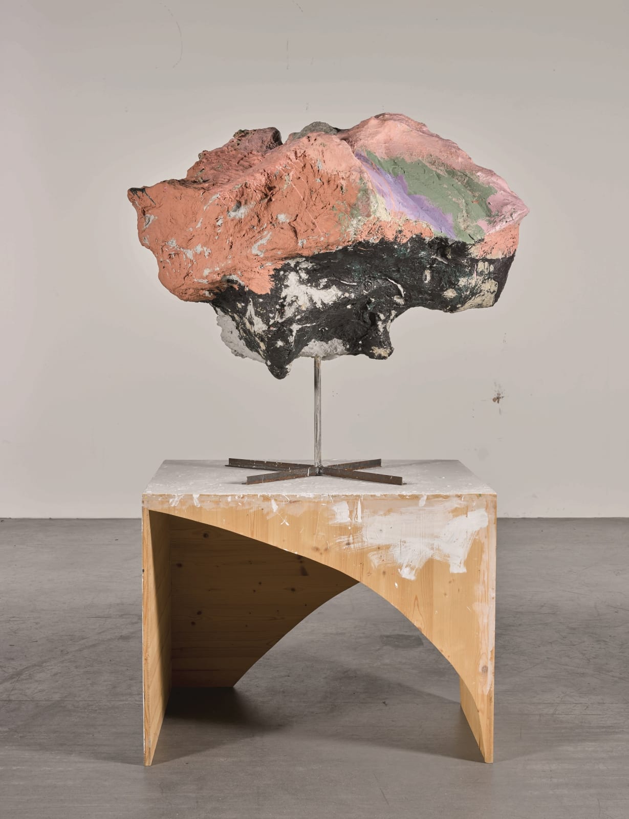 Franz West Untitled vernis et acrylique sur papier-mâché, styrofoam, carton, métal, socle en bois 187.7 x 116.8 x 90.2 cm 73 7/8 x 46 x 35 1/2 in.