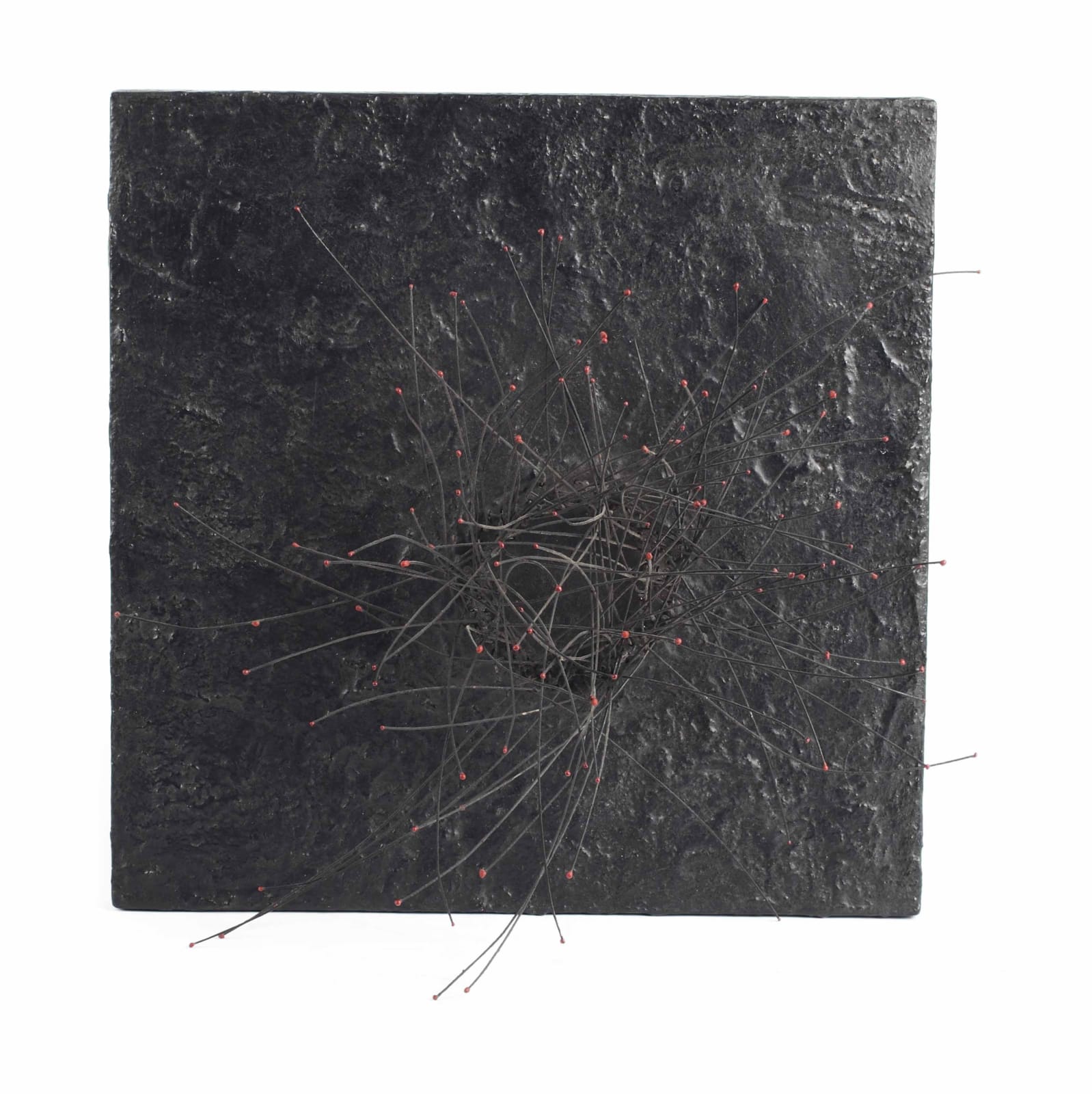 Pol Bury 113 Points rouges sur fond noir fils de nylon sur bois peint et moteur 40,5 x 41 cm
