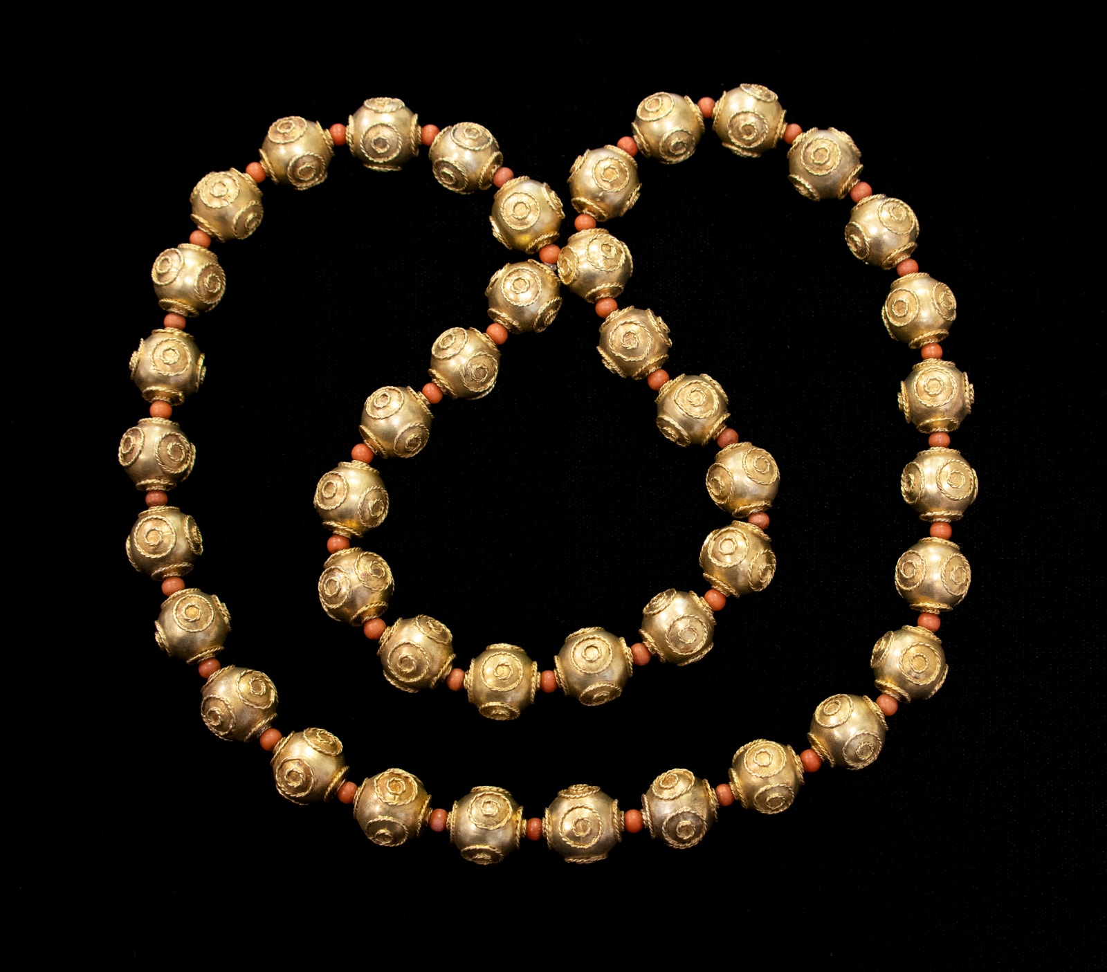 Bijoux, Long collier de sphères dorées martelées, XXe siècle