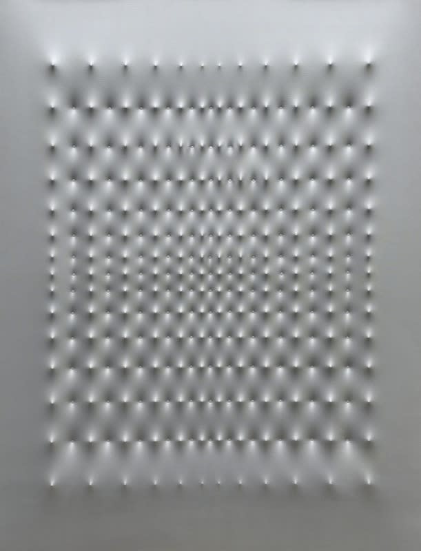 Enrico Castellani Superficie argento peinture métallique sur toile 130 x 100 cm 51 1/8 x 39 3/8 in
