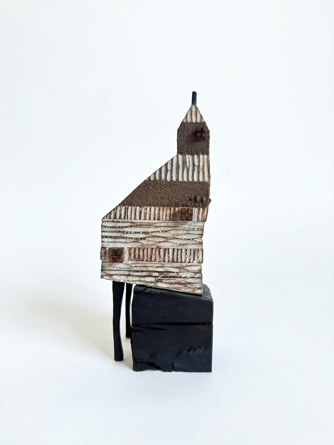 Yukihiro Akama, The House on Fossil Wood