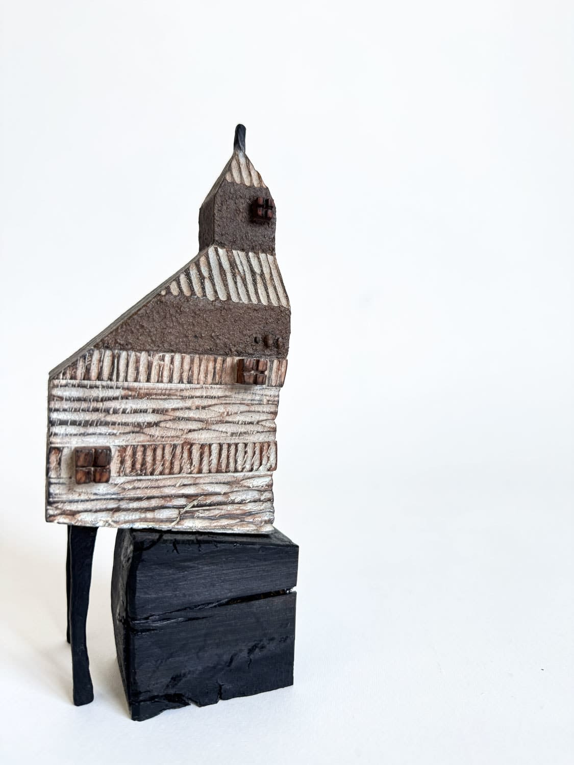 Yukihiro Akama, The House on Fossil Wood
