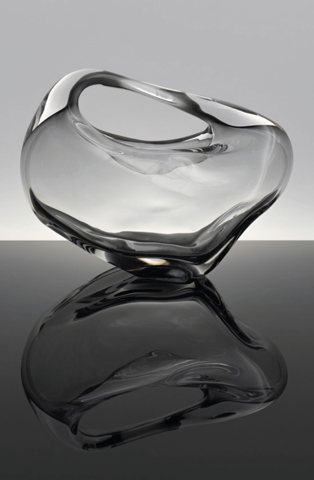 Tess van Zalinge, Glass bag - smoke, 2024