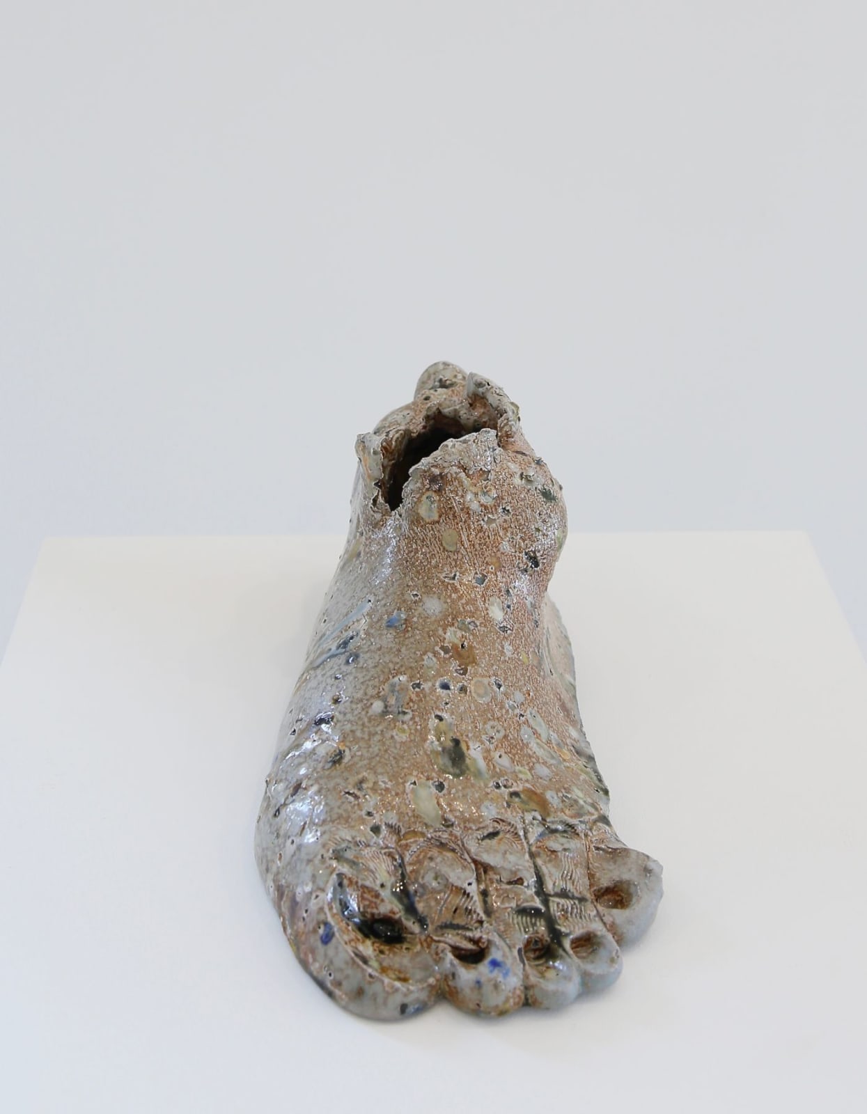 Elsa Sahal, Alfred glaze grog foot, 2018
