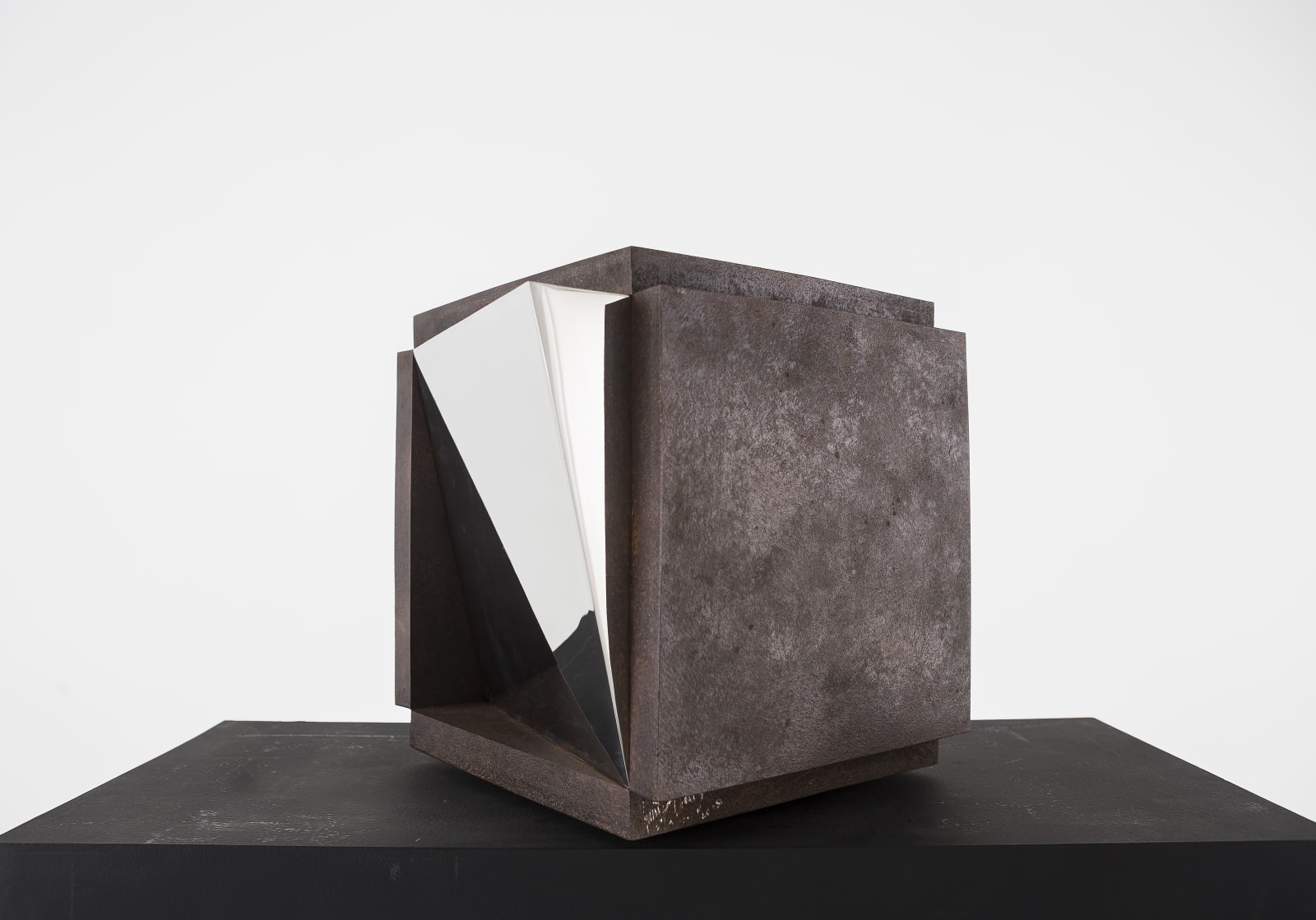 Gustavo Vélez, Entre cubos, 2018