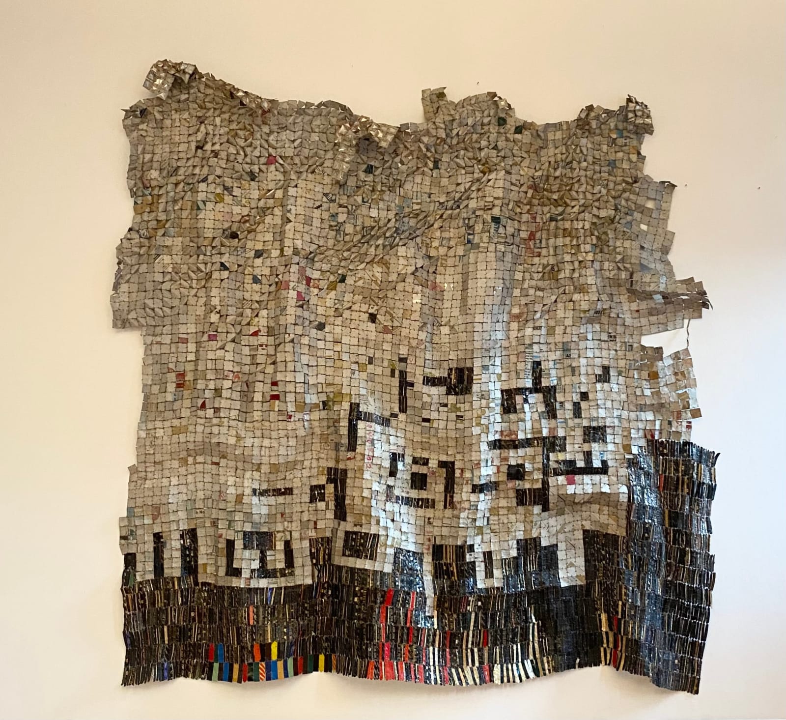 El Anatsui, Clouds gathering over the city, 2023