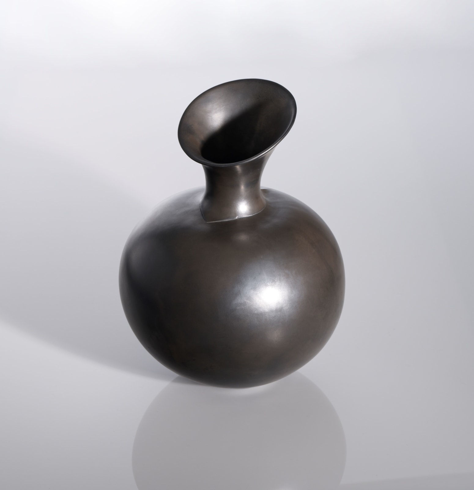 Magdalene Odundo, Untitled, 1984