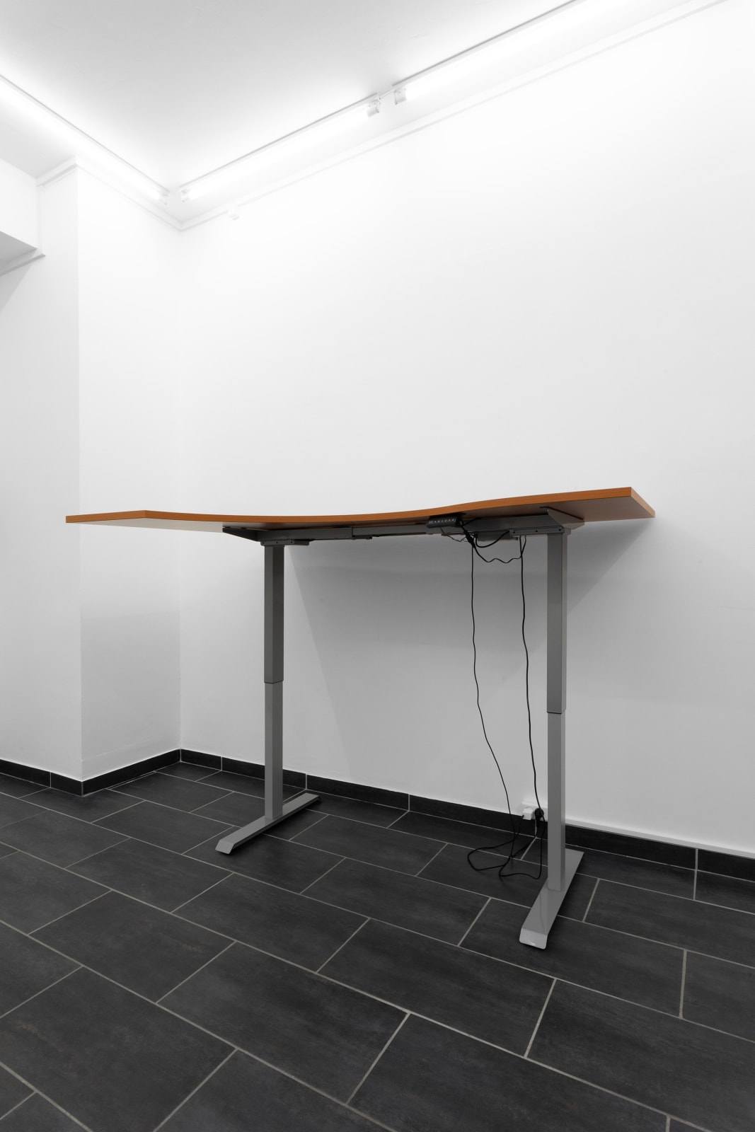 Tanja Nis-Hansen, Up to and Including her Limits (2 Minuten Betrieb, 18 Minuten Pause), 2025