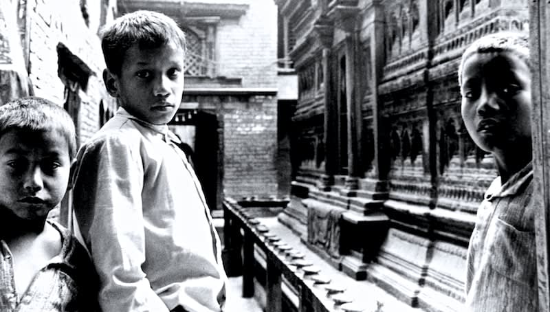 Pablo Marquez, 270 Katmandhu Nepal, 3 children on monastery, 1992