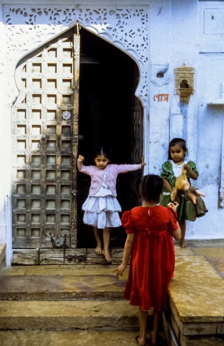 Pablo Márquez, 235, 3 girls play. Rajasthan, India, 1992