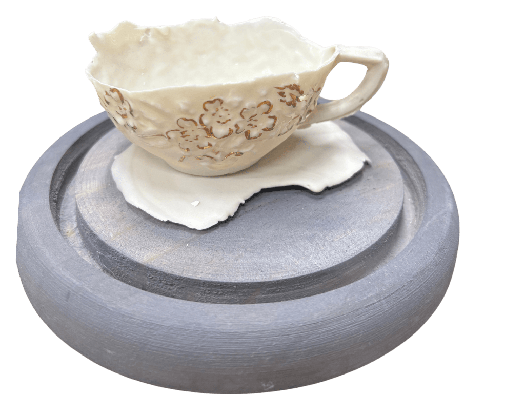 Mariana Tocornal, Quebrada blanca con plato y decoración floral en oro (White crack with a plate and floral decoration in gold), 2020