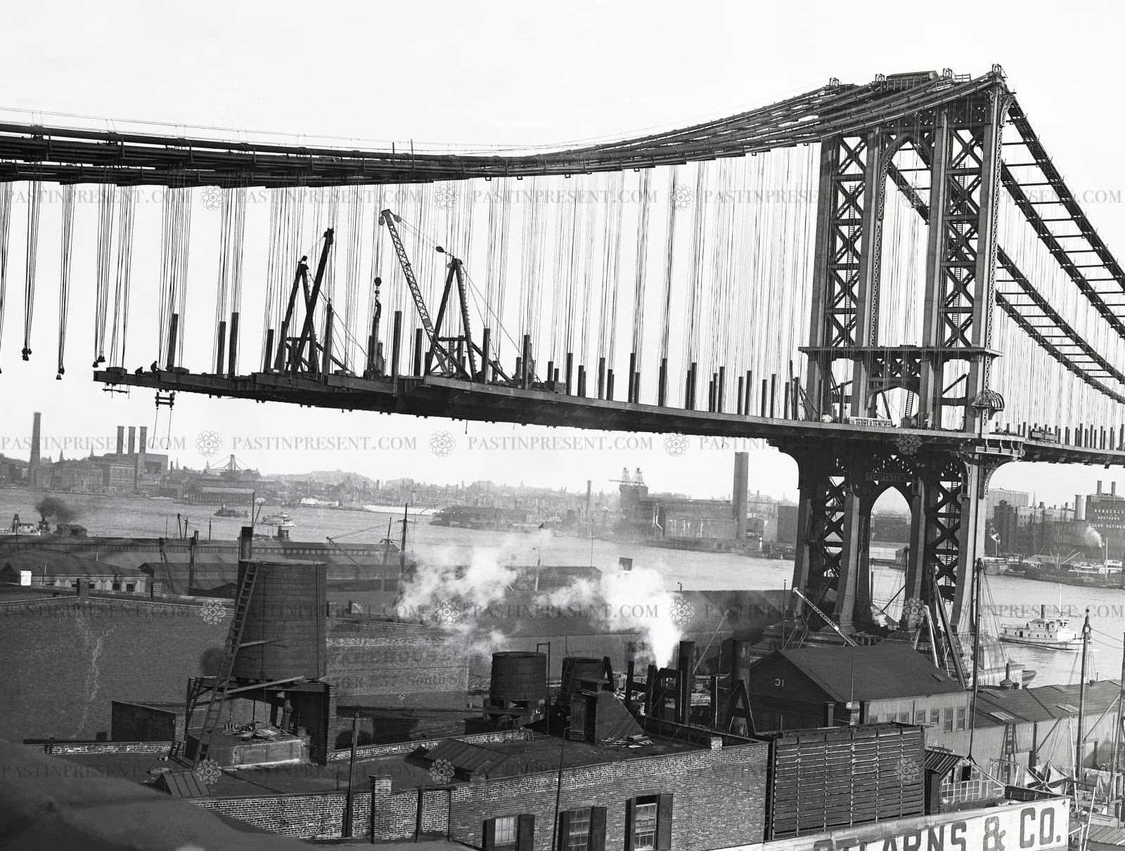 Building the suspended roadway of the Manhattan Bridge, 1909