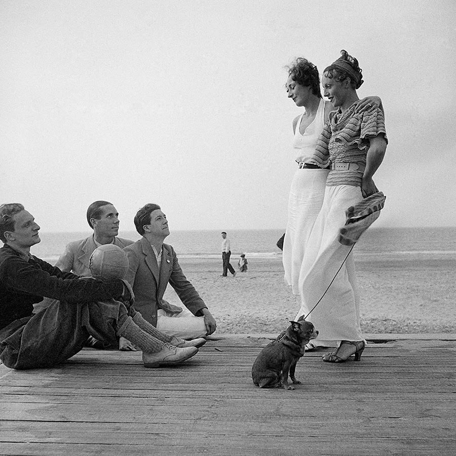 Boris Lipnitzki, Beach scene. Deauville (France), 1937