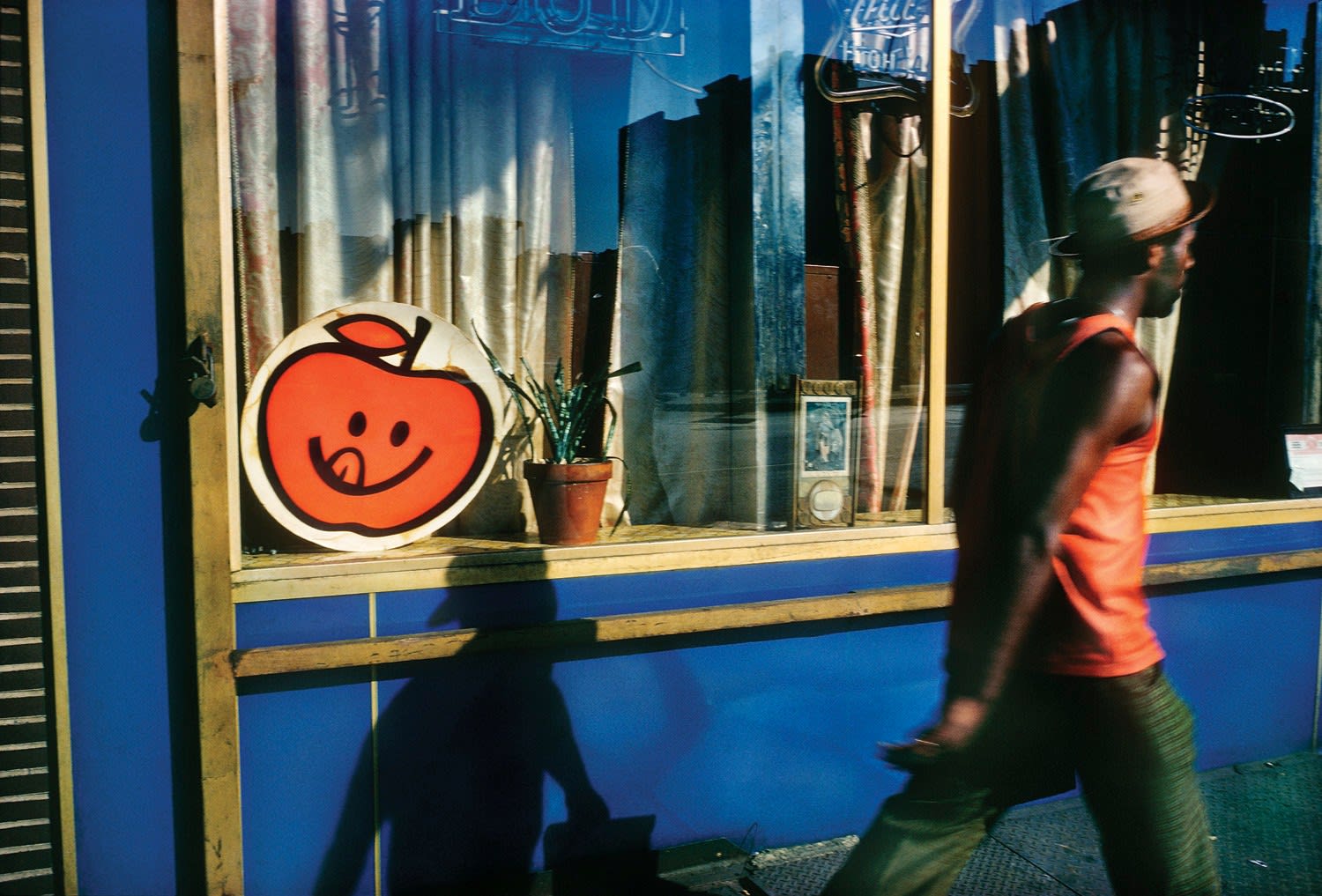 Frank Fournier, Walking Down Eighth Avenue, June 1977, 1977