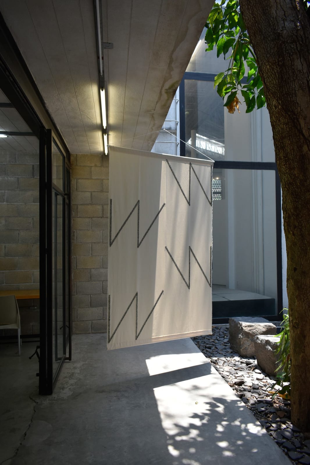 Felipe Mujica, Soltaré cien conejos y usted verá cómo le hace para juntrlos todos (Curtain 15), 2022