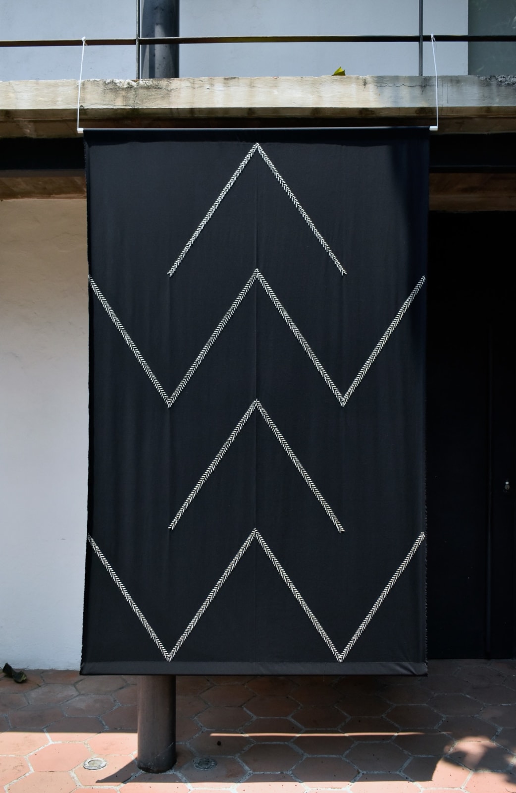 Felipe Mujica, Soltaré cien conejos y usted verá cómo le hace para juntrlos todos (Curtain 16), 2022