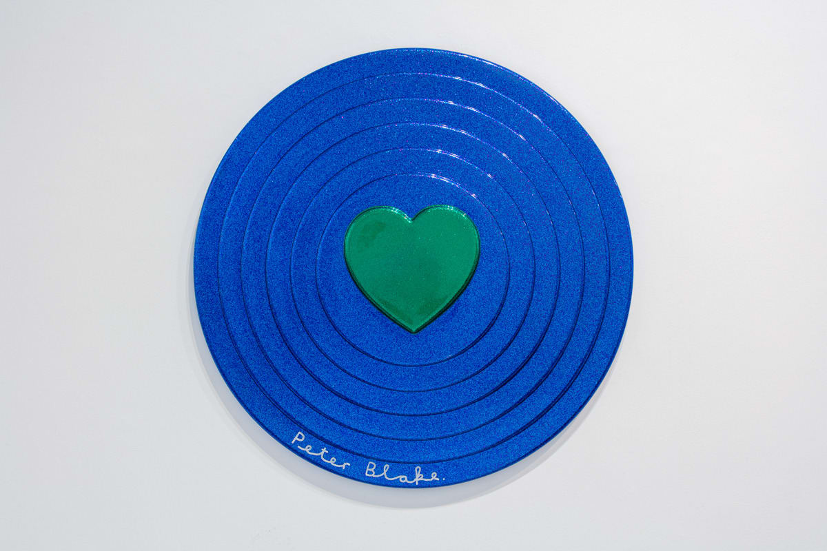 Peter Blake, Green heart on dark blue Target (metal flake), 2017