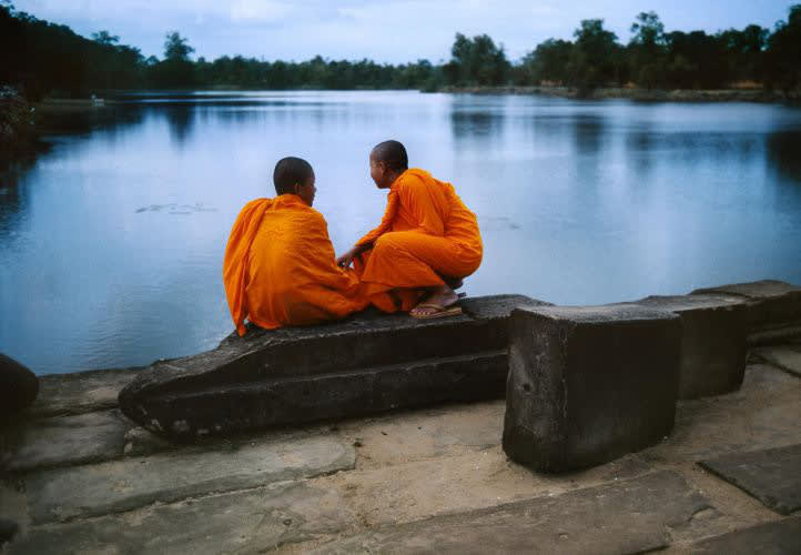 Steve McCurry, Monks on Causeway, Cambodia, 1996