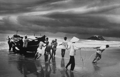 Sebastião Salgado, "Boat People," Beach of Vung Tau, Vietnam, 1995