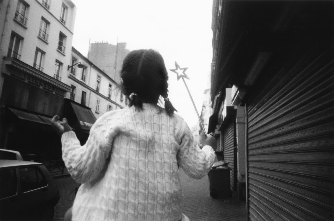 Charles Harbutt, Wand Girl, Paris, 2004