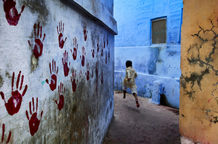 Steve McCurry, Boy in Mid Flight, Jodhpur, India, 2005
