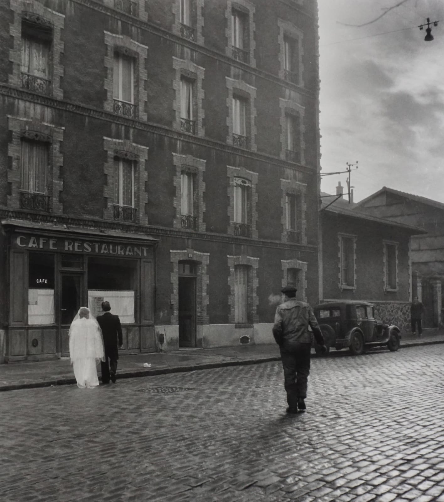 Robert Doisneau, La Stricte Intimité [In the Strictest Intimacy], Rue Marcelin Berthelot, Montrouge, 1945