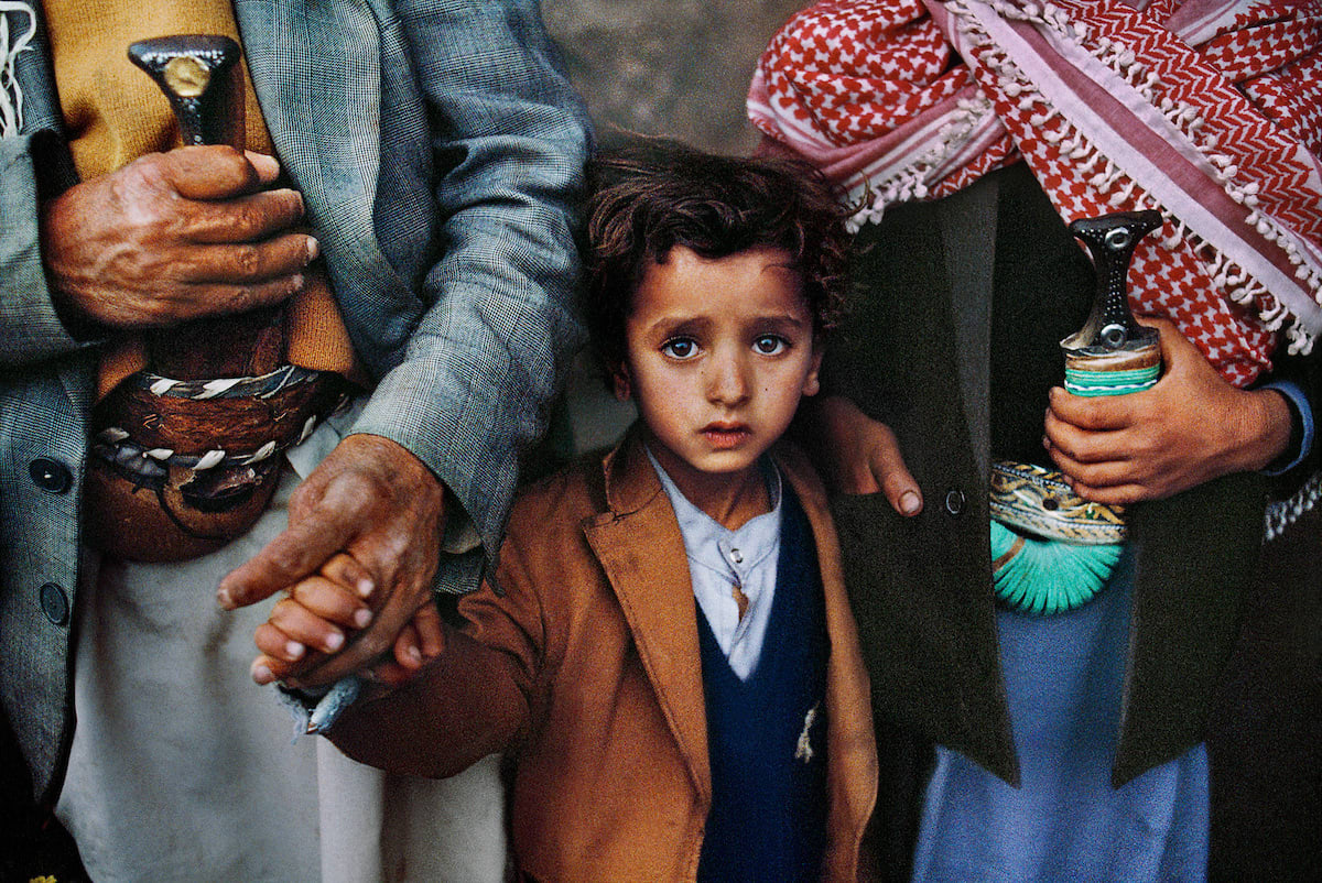 Steve McCurry, Boy Between Two Relatives. Hajjah, Yemen, 1999