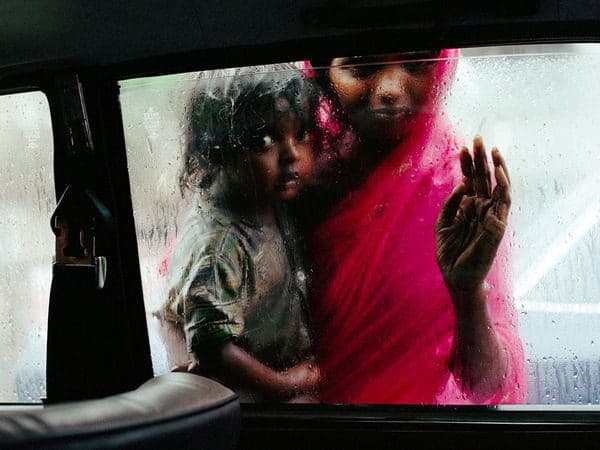 Steve McCurry, Mother and Child at Car Window, Bombay, India, 1993