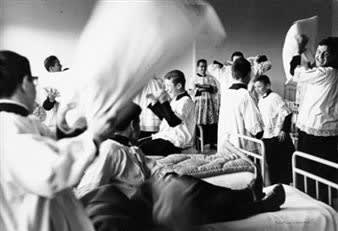 Mario Giacomelli, Io non ho mani che mi accarezzino il voto, 1961-1963/Printed 1974