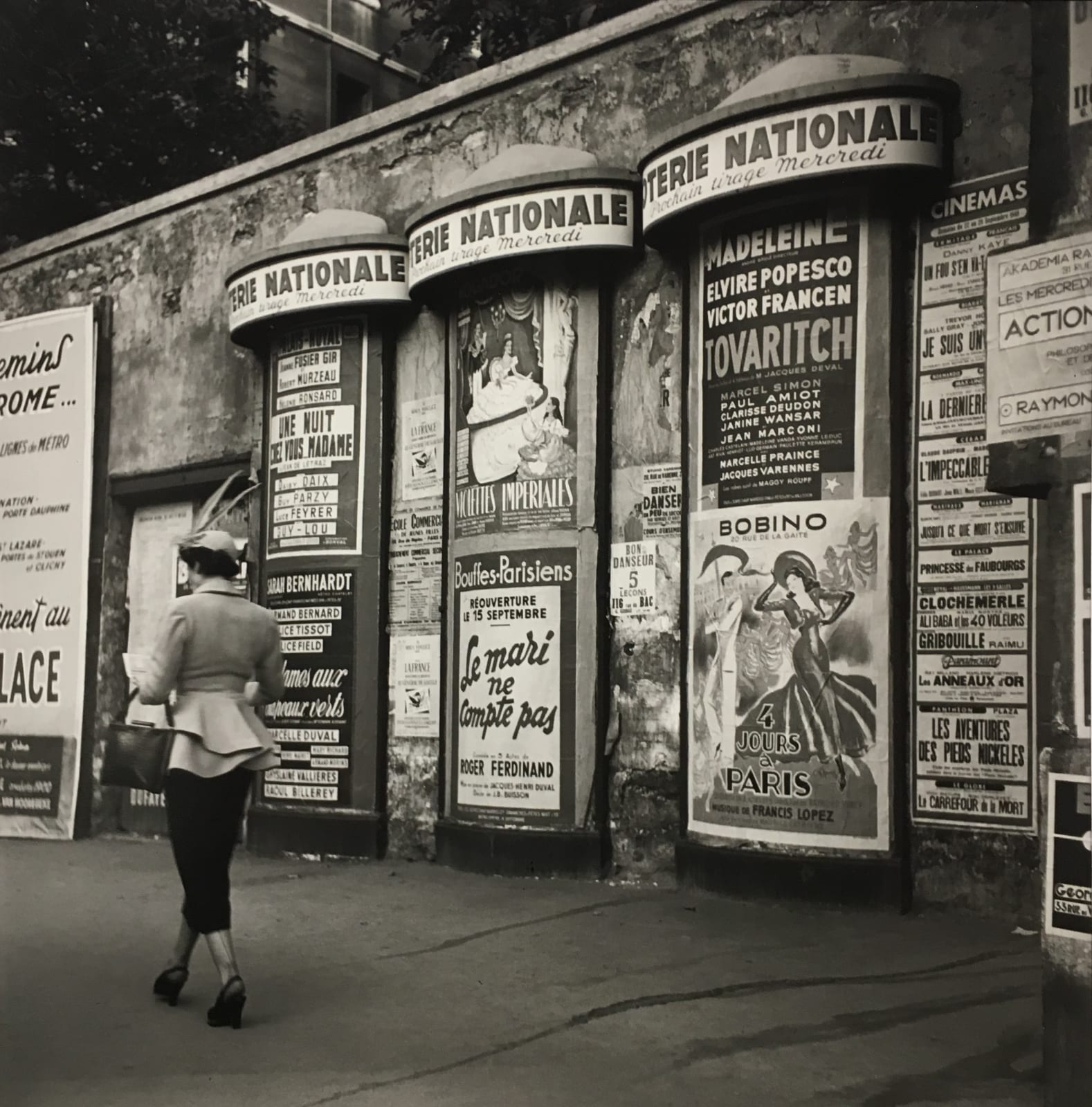 Janine Niepce, L' Elegante et les Colonnes Morris, Paris, 1950/Printed Later
