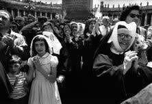 William Klein, Nuns See Pope, 1956