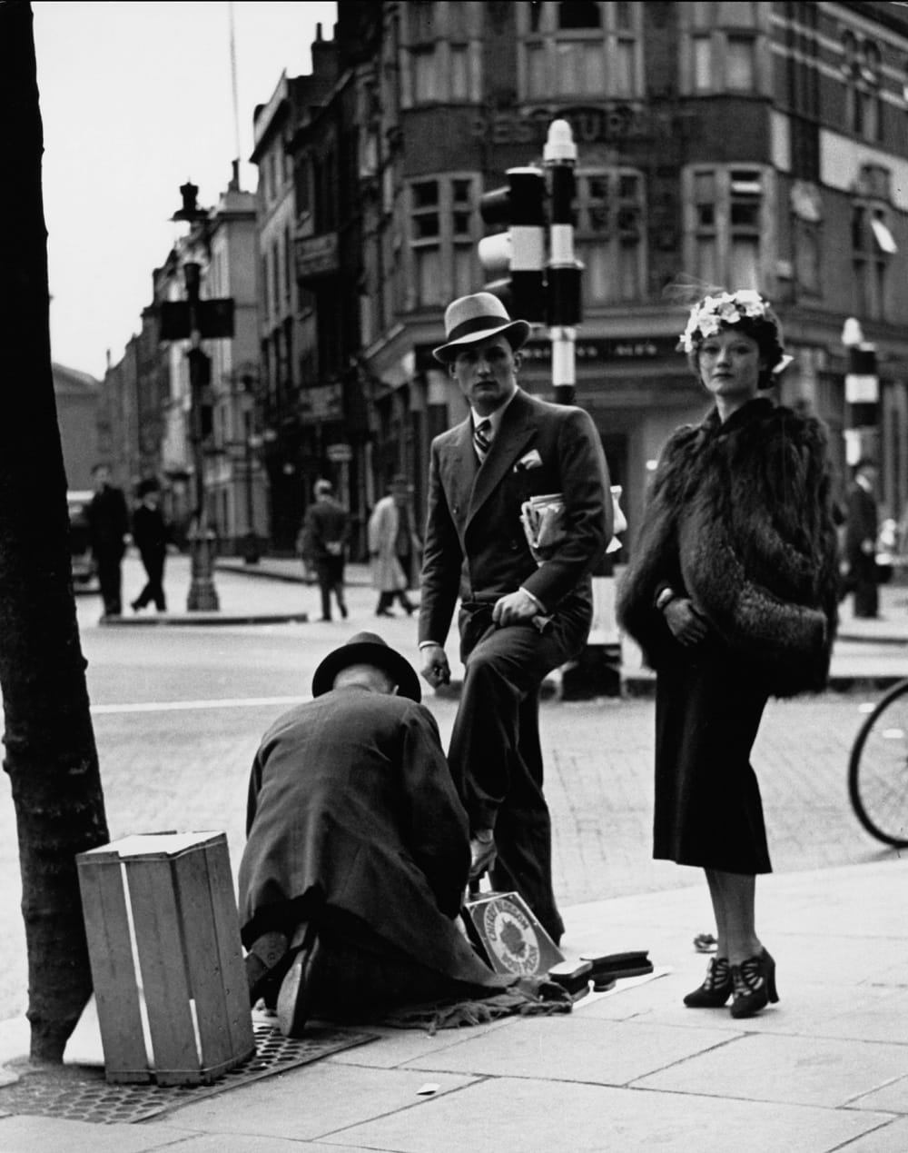 Wolfgang Suschitzky, London, Charing Cross Road (Shoe Shined Man/Woman), 1934