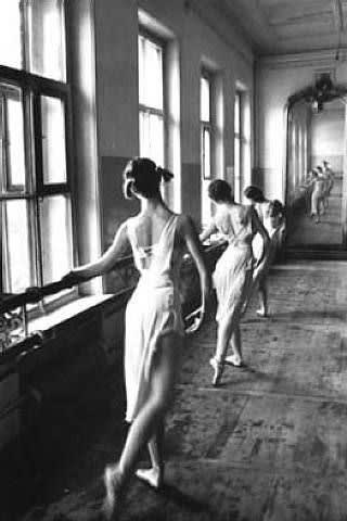 Cornell Capa, Bolshoi Ballet, Moscow (vertical), 1958