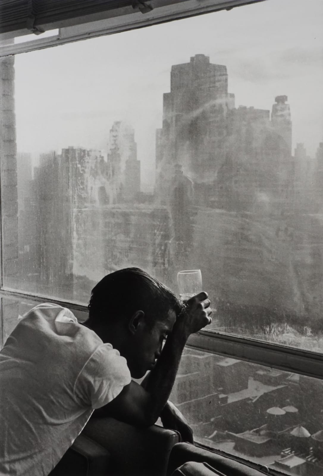 Burt Glinn, Sammy Davis Jr. looks out of a Manhattan window. New York, 1959