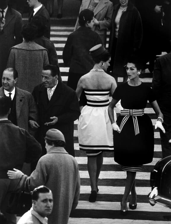 William Klein, Simone + Nina, Piazza di Spagna (Vogue), 1960
