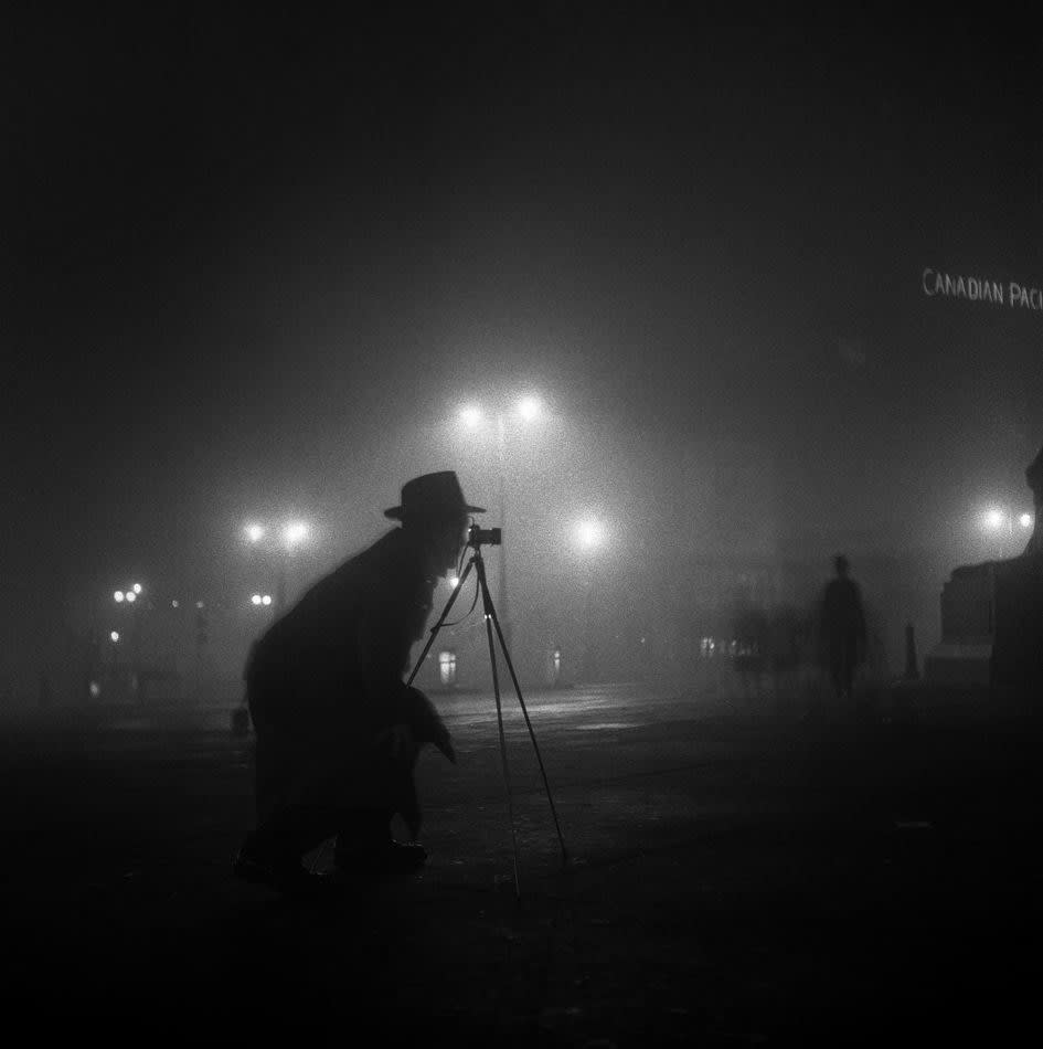 Sabine Weiss, Le photographe à Londres, 1954, printed later