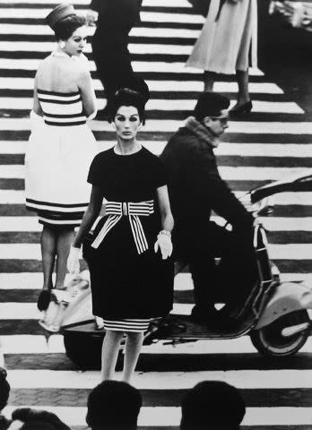 William Klein, Simone & Nina, Piazza di Spanga, Rome (VOGUE), 1960
