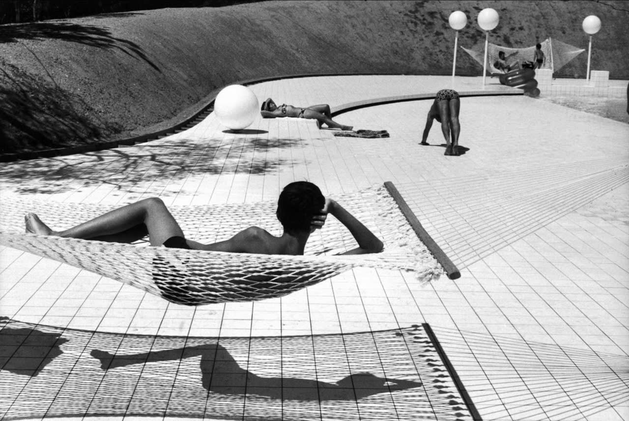 Martine Franck, Swimming pool designed by Alain Capeilleres, Le Brusc, Var, France, 1976