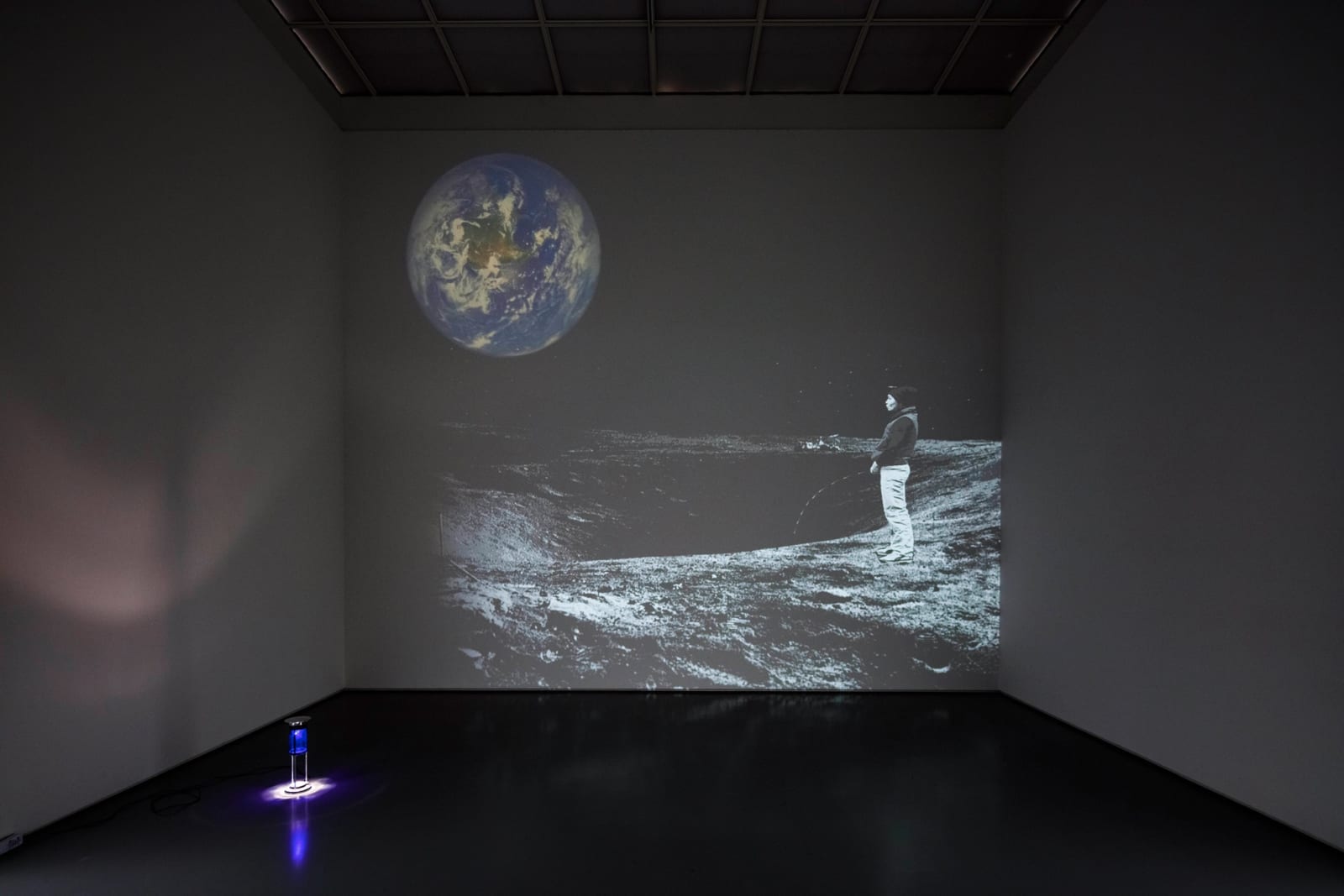 Zilla Leutenegger, Der Mann im Mond, 2000