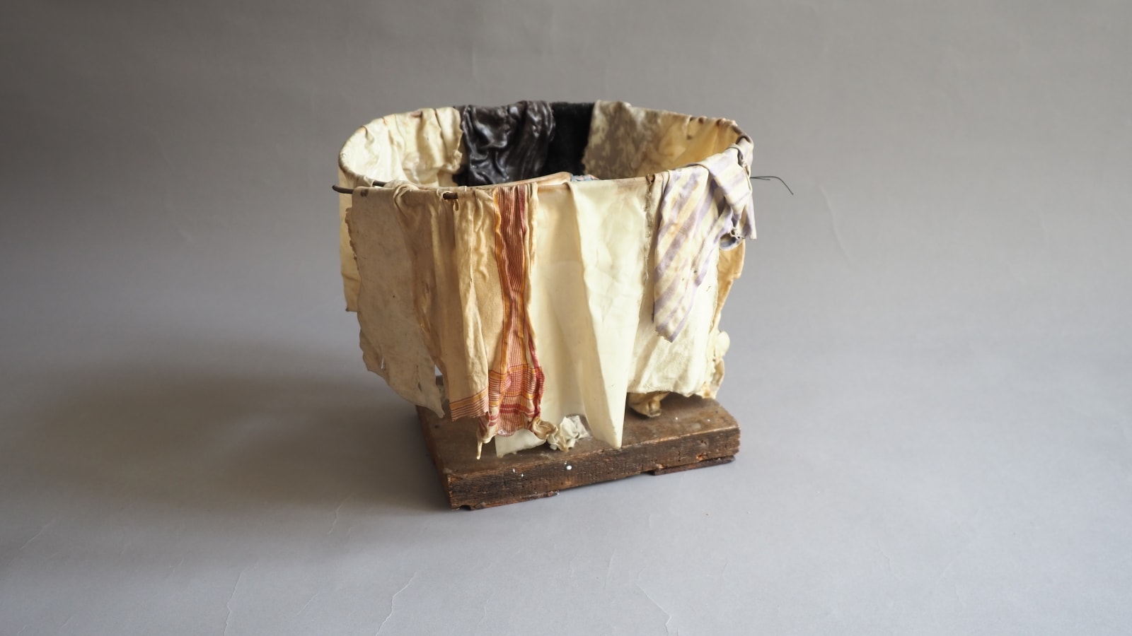 Vlassis Caniaris, Nur dies (Only this), 1962