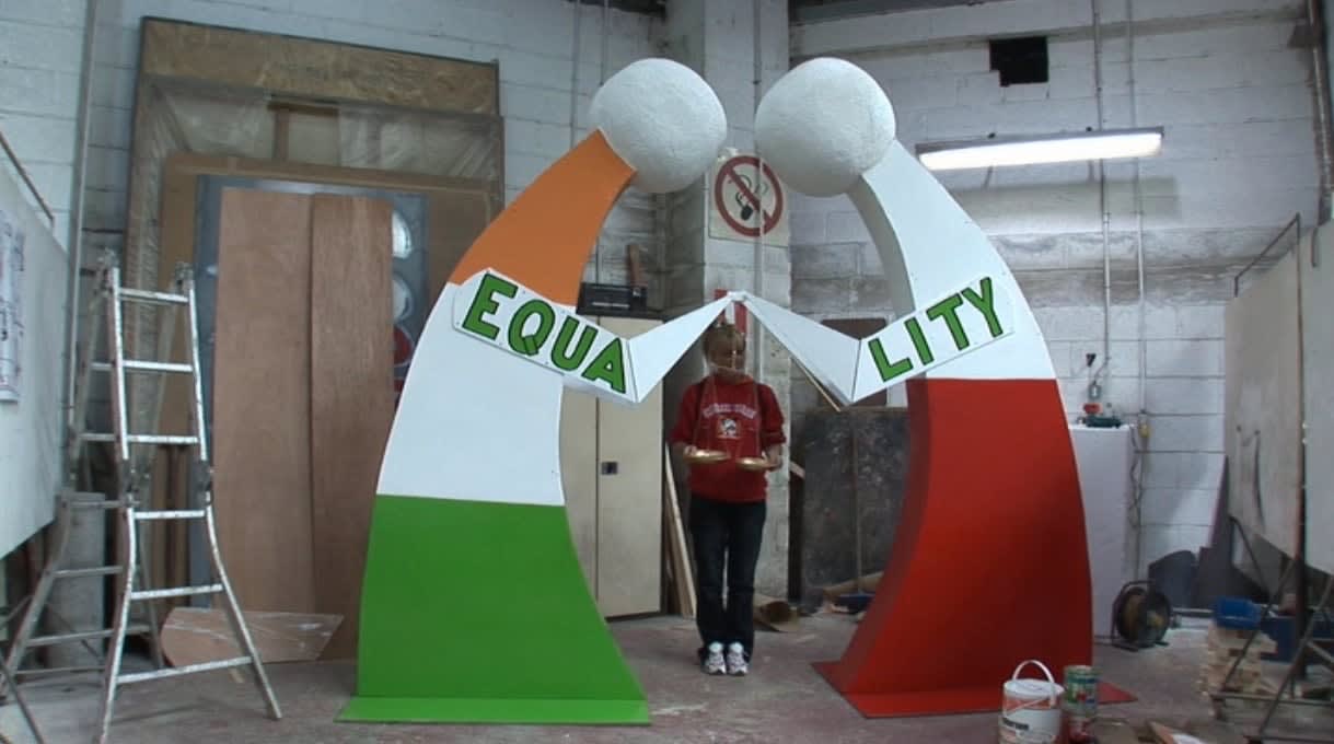 Artur Zmijewski, Two Monuments, 2009