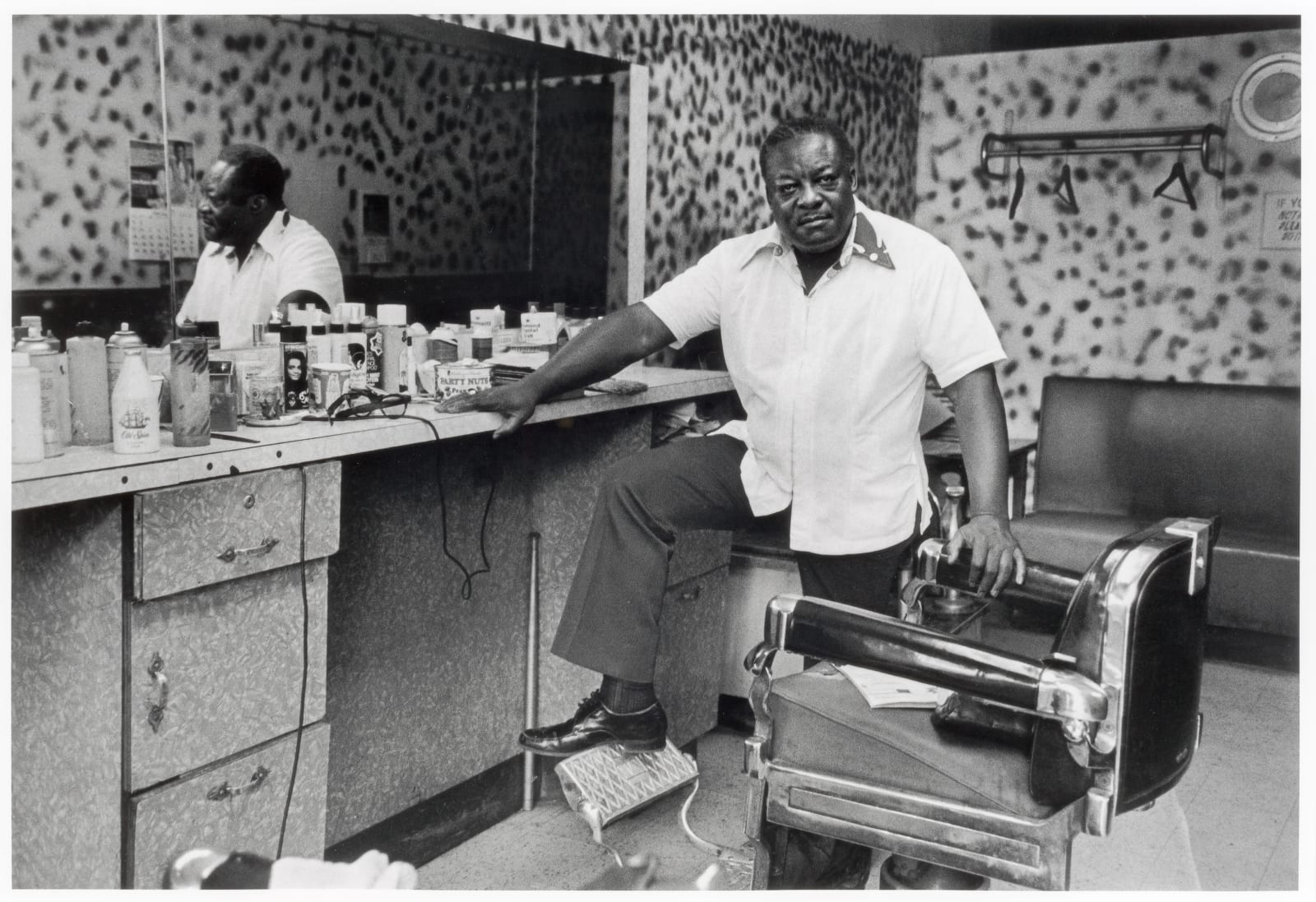 Dawoud Bey, Deas McNeill, The Barber, 1976