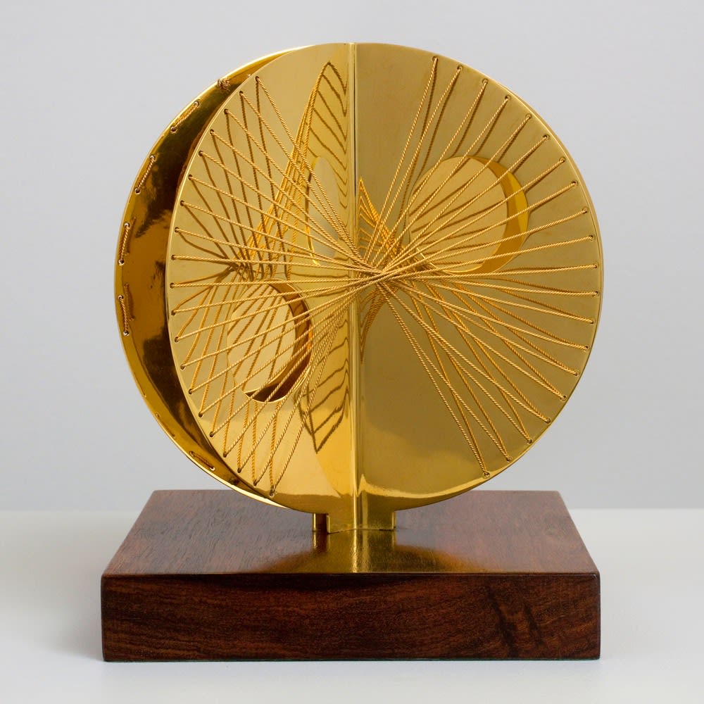 Barbara Hepworth, Three curves with strings (Gold Mincarlo), 1971