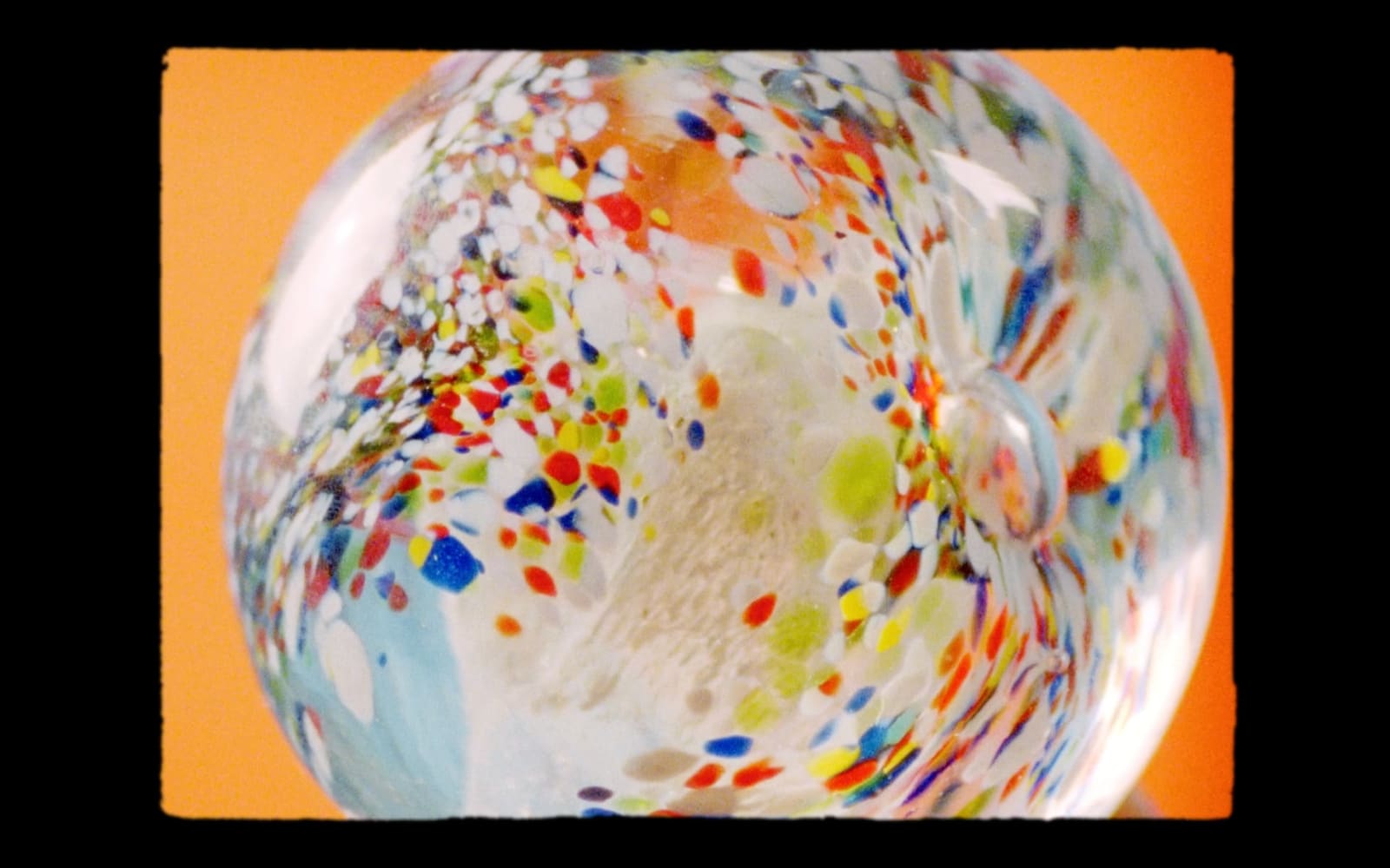 Ulla von Brandenburg, La fenêtre s'ouvre comme une orange (danse abstraction), 2022
