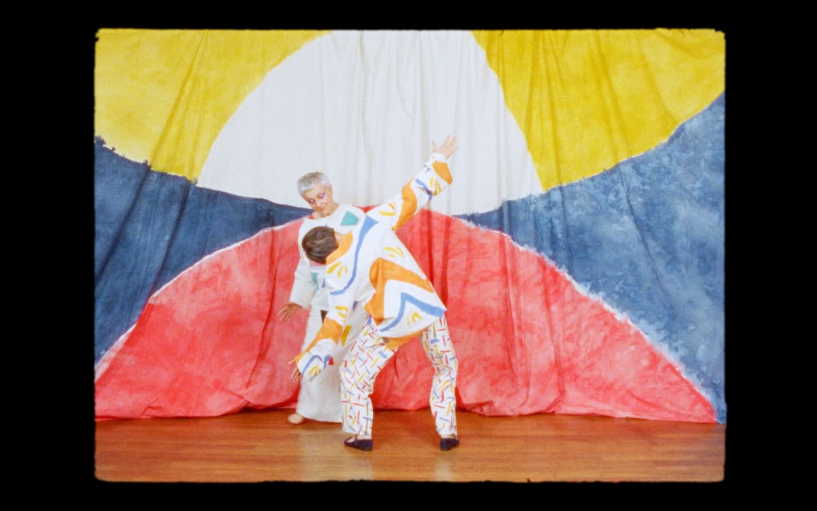 Ulla von Brandenburg, La fenêtre s'ouvre comme une orange (danse abstraction), 2022