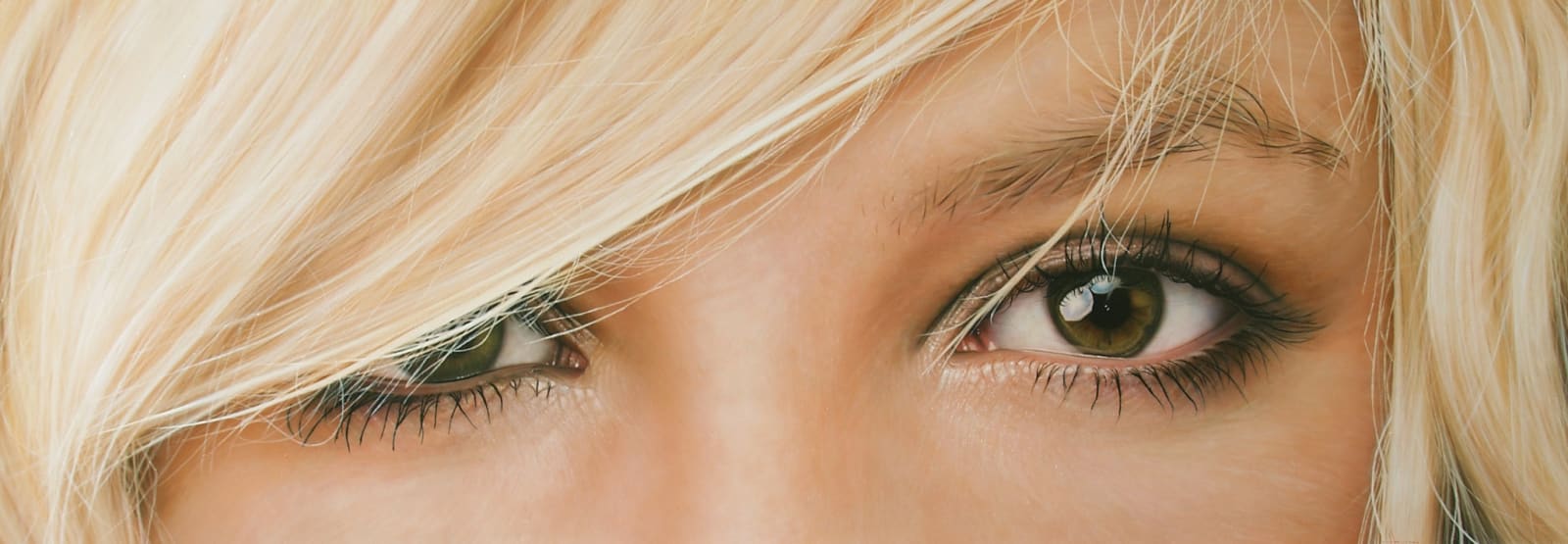 Simon Hennessey, Blonde Hair Green Eyes