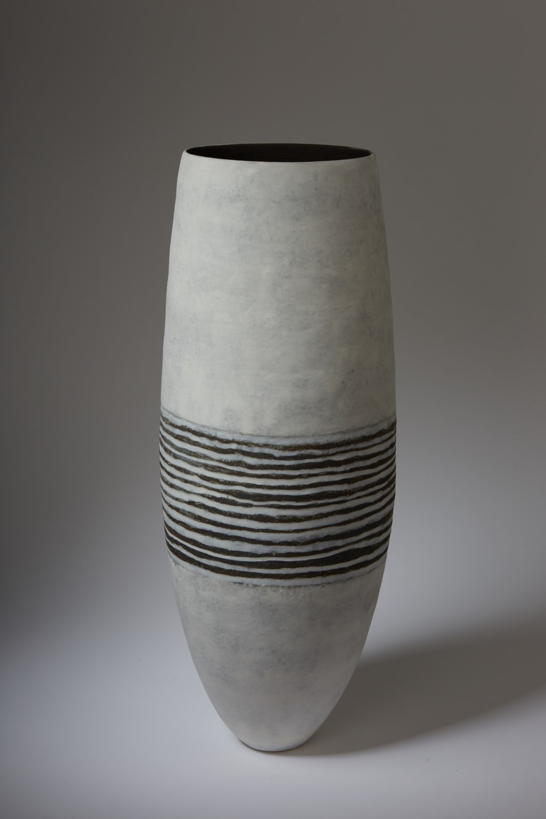 Gabriele Koch, White Standing Form – porcelain lines, 2021