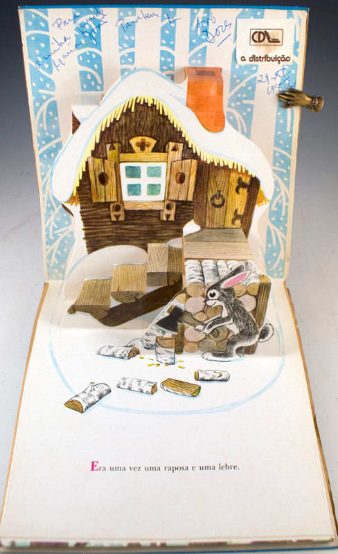 A Raposa, a Lebre e o Galo by Viktor Andriyevich. Pop up page, house in the snow.