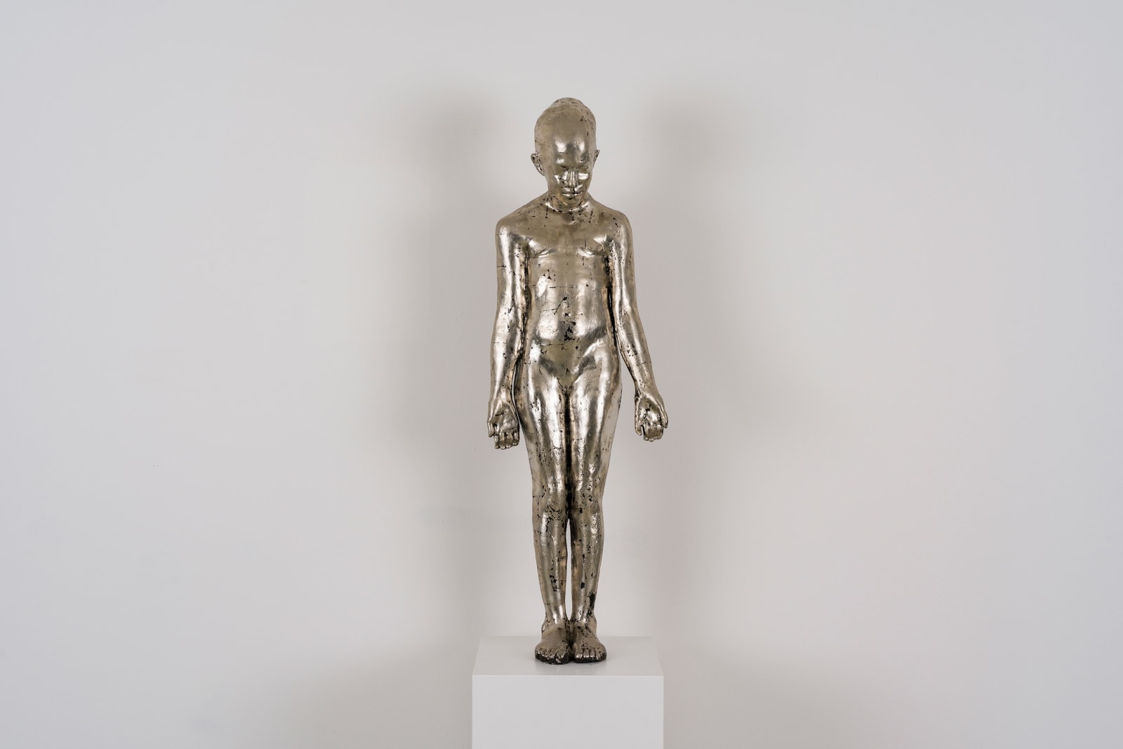 Kiki Smith, Untitled, 1995, palladium leaf on silicon bronze, 123,8 x 41,3 x 28,6 cm, photo credit Maximilian Geuer