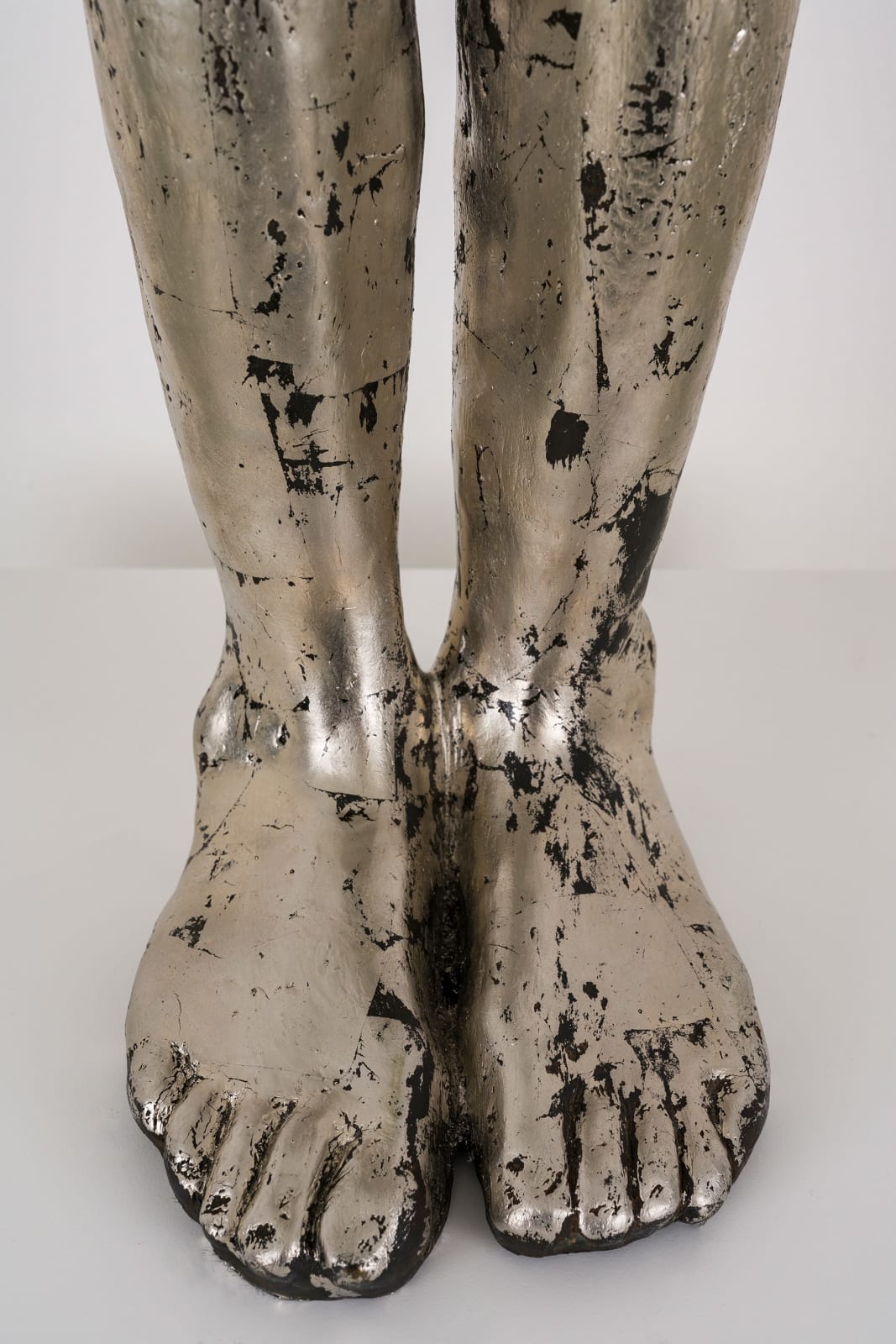 Kiki Smith, Untitled, 1995, palladium leaf on silicon bronze, 123,8 x 41,3 x 28,6 cm, photo credit Maximilian Geuer